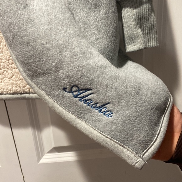 women’s size small Sherpa lined jacket from Alaskan boutique - Picture 2 of 4